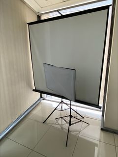 USED LIKE NEW!! BUNDLE EZ Tripod Screen (70x70) and Soft Box Photography Lightning (20x27)