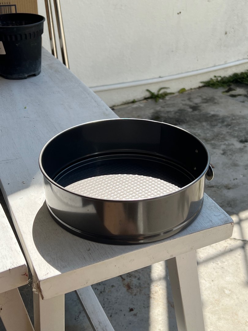 21cm Round Baking Tray / Pan, Furniture & Home Living, Kitchenware