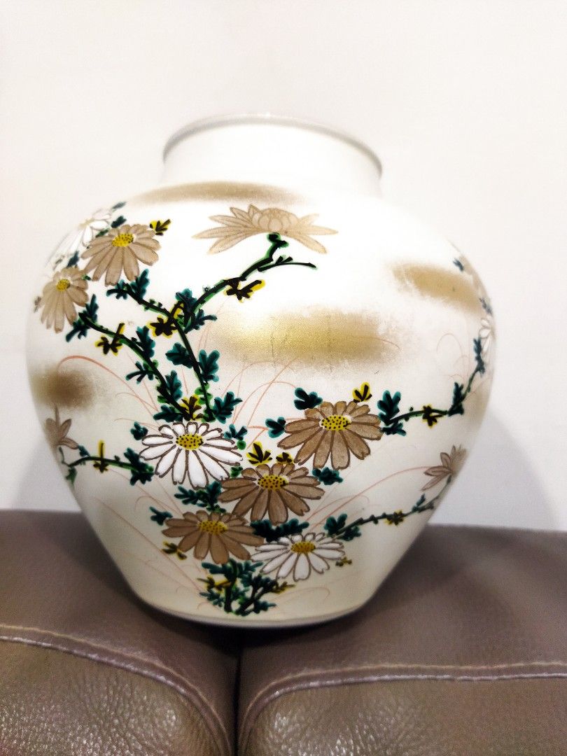 日本九谷燒菊紋花瓶, 書籍、休閒與玩具, 收藏、紀念品, 其他古董在旋轉拍賣