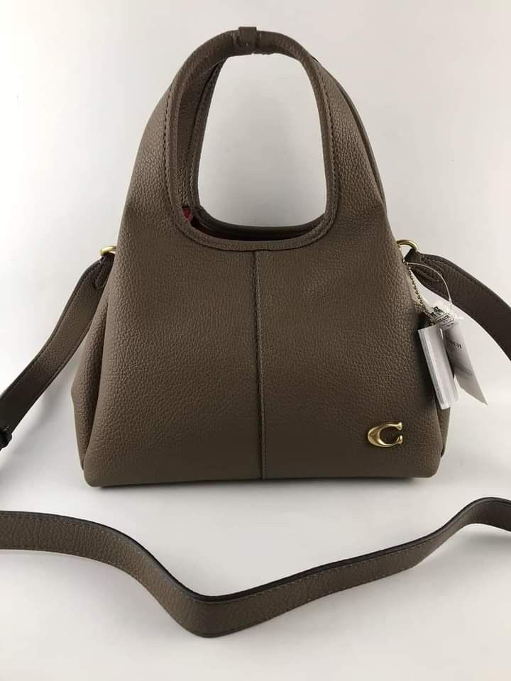 🍀 CCH Lana Shoulder Bag (Category: Luxury Bags & Wallets) located in Manila. Submitted by shan_kenz (Listing ID 1260890092, Image 2). Description: 🍀 CCH Lana Shoulder Bag ▪️ 22.5cm (L) x 31.5cm (H) x 13.5cm (W) 💰P2,200 ▪️Actual photo ▪️Plus SF.