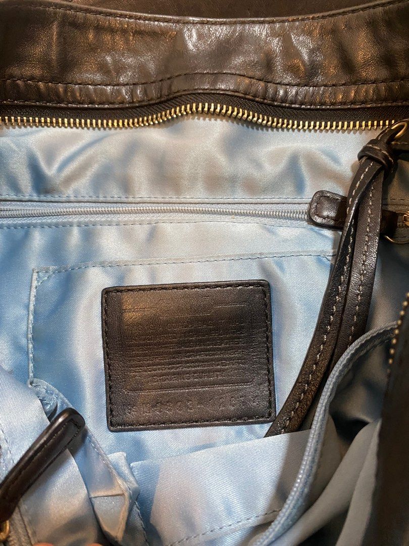 Authentic Coach Hobo bag (Category: Luxury Bags & Wallets) located in Quezon City. Submitted by onlineseller14 (Listing ID 1260983956, Image 2). Description: Original Coach Hobo bag Large bag super roomy Clean and classy Negotiable make a best offer Via lalamove.
