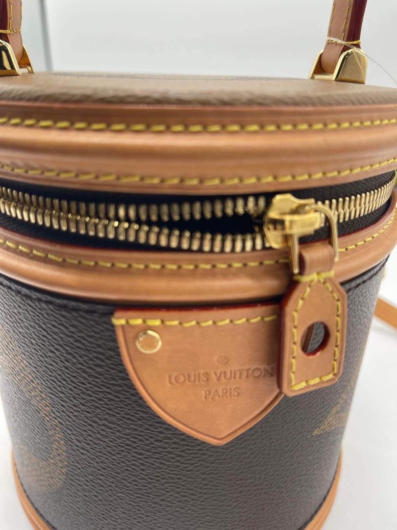 Authentic LV Vanity (Category: Luxury Bags & Wallets) located in Quezon City. Submitted by hellopatchi (Listing ID 1260923016, Image 1). Description: .