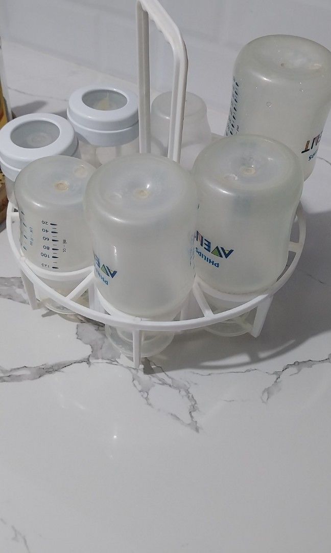 Avent feeding bottle (Category: Breastfeeding & Bottle Feeding) located in Batangas. Submitted by ceejayc (Listing ID 1260842460, Image 1). Description: 4 sets avent bottle. 1 is 4 oz. 3pcs are 9oz. (without nipple) issue: yung takip po ng 2 ay may crack see photos po..