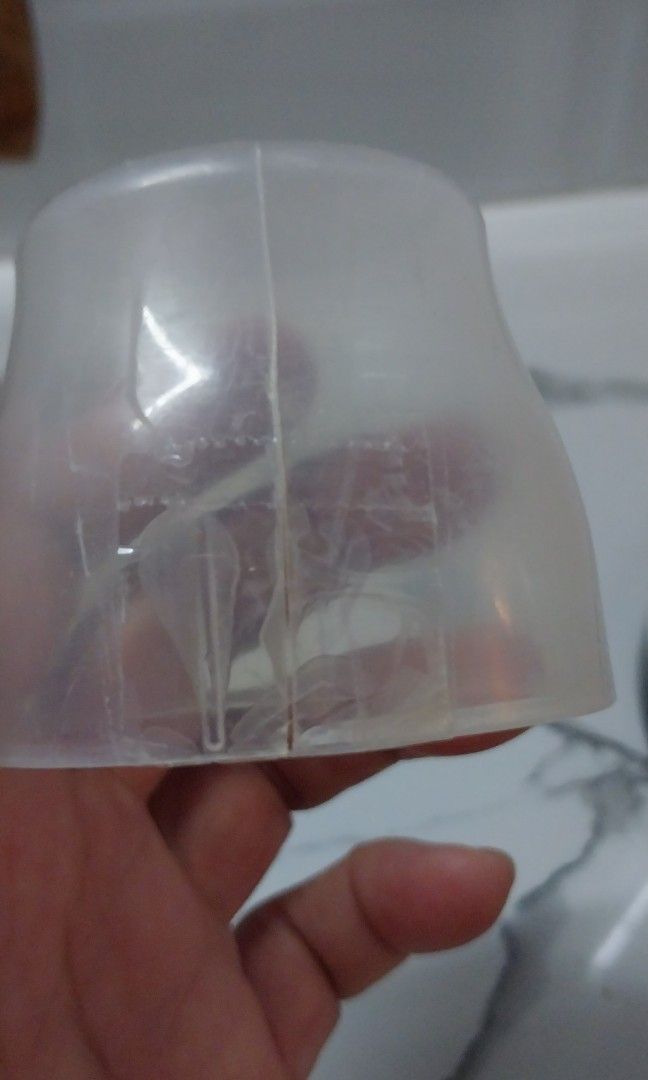 Avent feeding bottle (Category: Breastfeeding & Bottle Feeding) located in Batangas. Submitted by ceejayc (Listing ID 1260842460, Image 3). Description: 4 sets avent bottle. 1 is 4 oz. 3pcs are 9oz. (without nipple) issue: yung takip po ng 2 ay may crack see photos po..