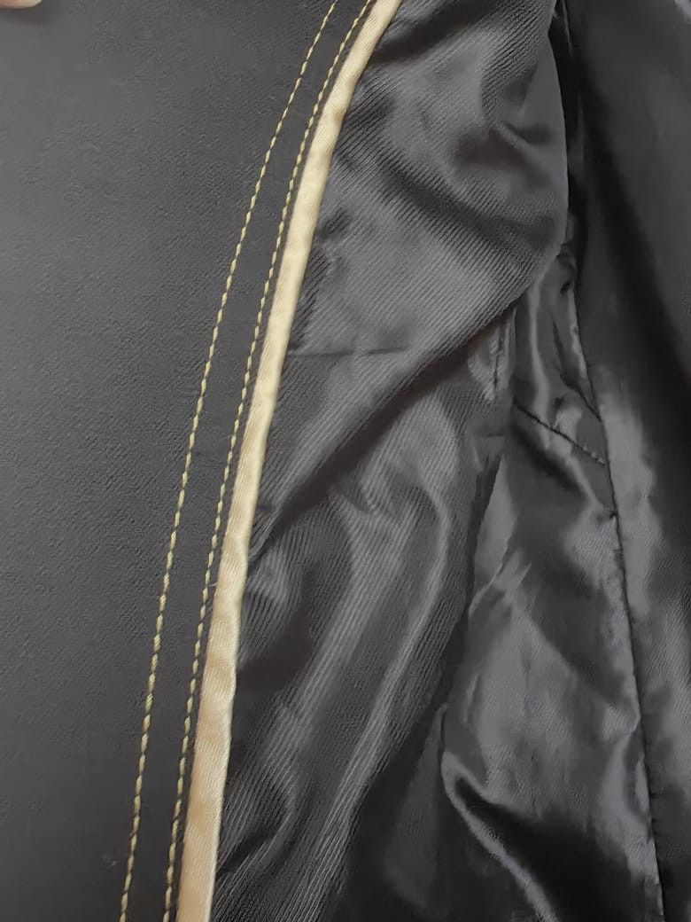 Blazer (Category: Coats, Jackets and Outerwear) located in Kuala Lumpur. Submitted by mr_varietees (Listing ID 1260964021, Image 3). Description: Women long blazer In good condition Size EUR 32 RM30 Can meet up at Petronas Mutiara Damansara.
