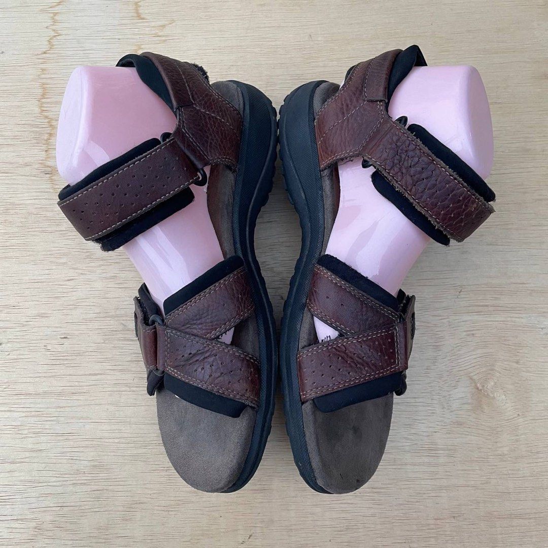 Clarks flip deals flops mens purple