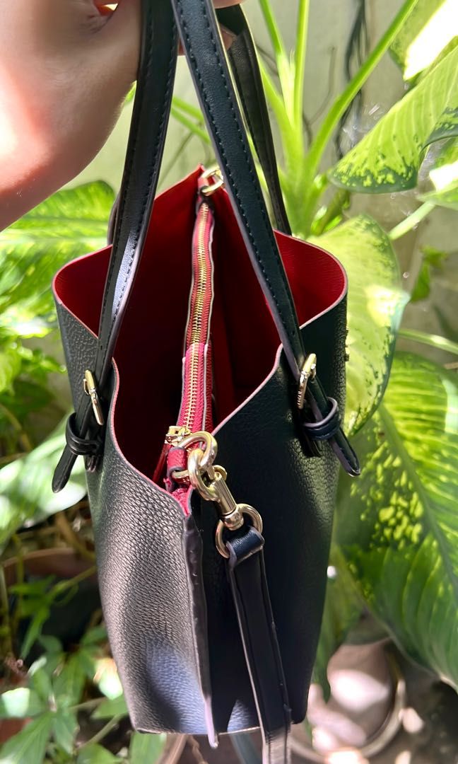 Coach Mollie Tote Shoulder bag (Category: Luxury Bags & Wallets) located in Marikina City. Submitted by slayxshop (Listing ID 1259005954, Image 3). Description: Authenticity not guaranteed since it's a gift from florida US.