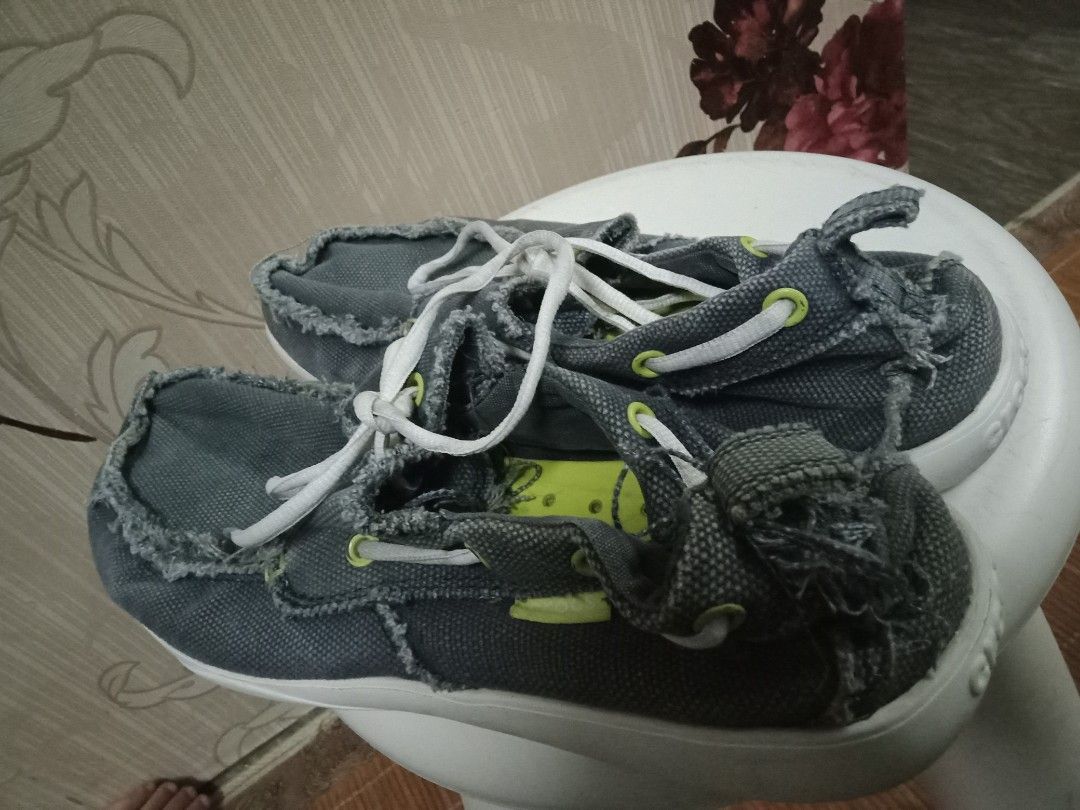 Crocs size 9.5 discount