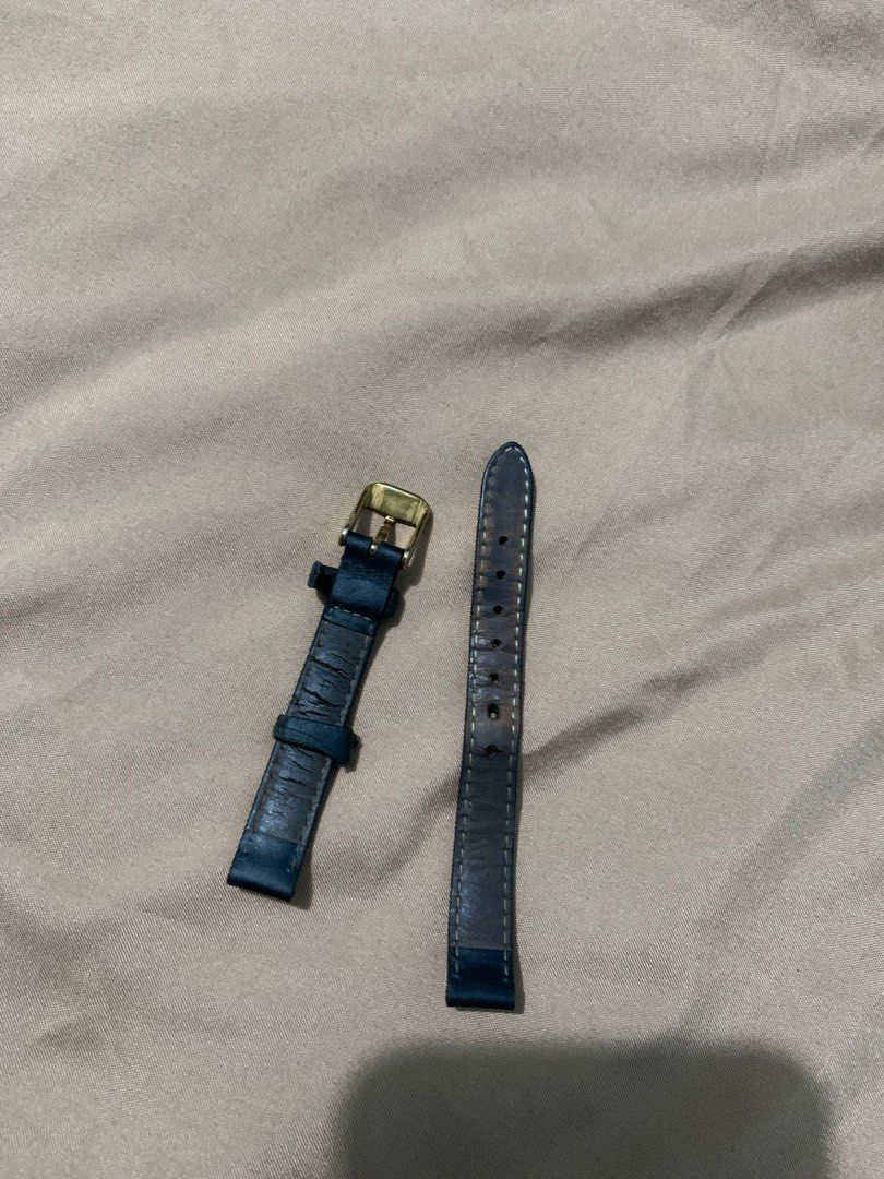 Daniel Wellington watch strap (Category: Women's Watches) located in Quezon City. Submitted by nmdeclutters (Listing ID 1260907108, Image 3). Description: Daniel Wellington authentic watch strap Retails for P3,700+ One strap is damaged but this can be replaced from any other store (see pics) What you see is what you get Shipping c/o buyer.