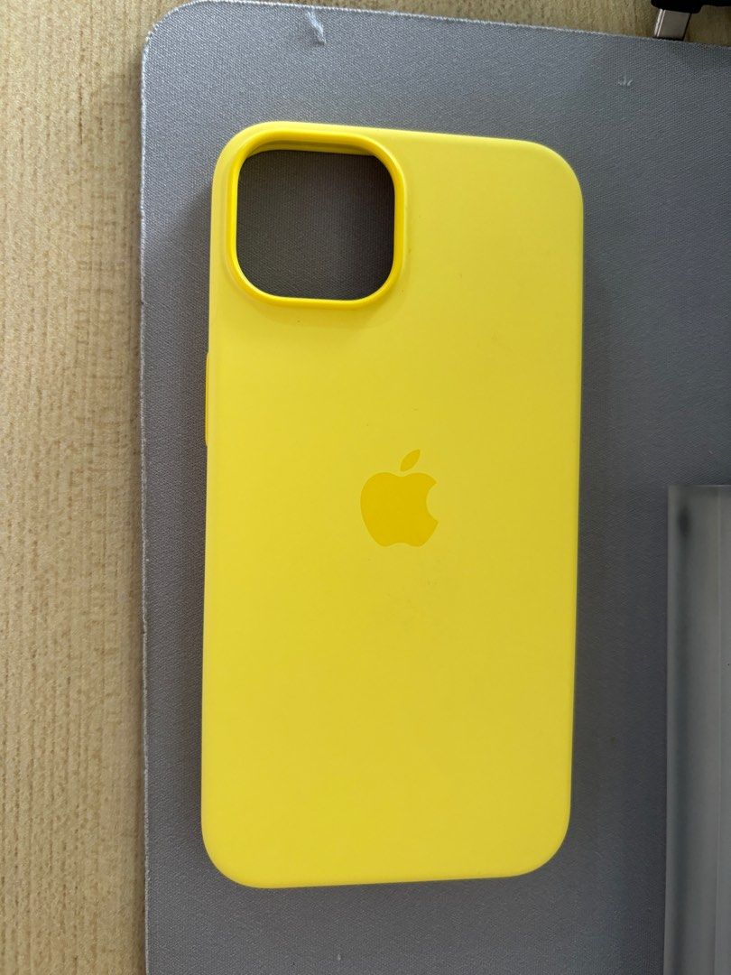 iPhone 14 Silicone Case with MagSafe - Canary Yellow - Apple