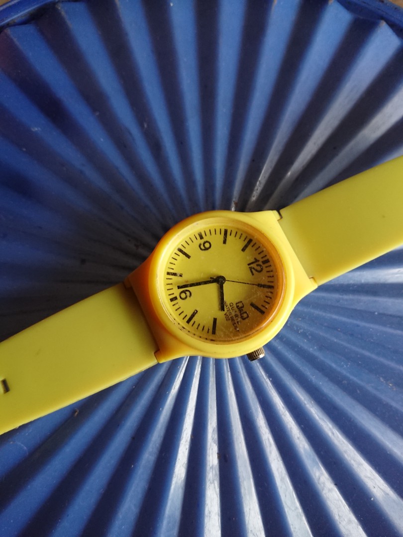 Jam tangan warna kuning, Fesyen Wanita, Jam Tangan di Carousell