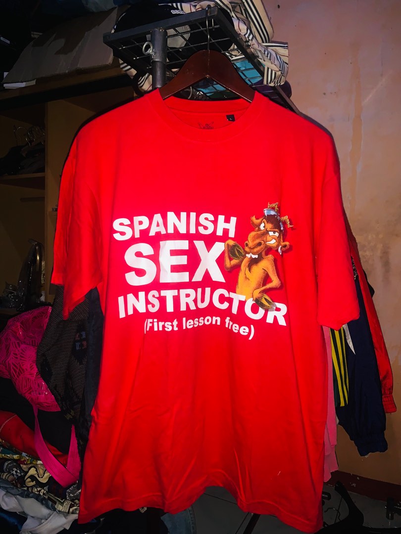 Kaos porno spanyol, Fesyen Pria, Pakaian , Atasan di Carousell