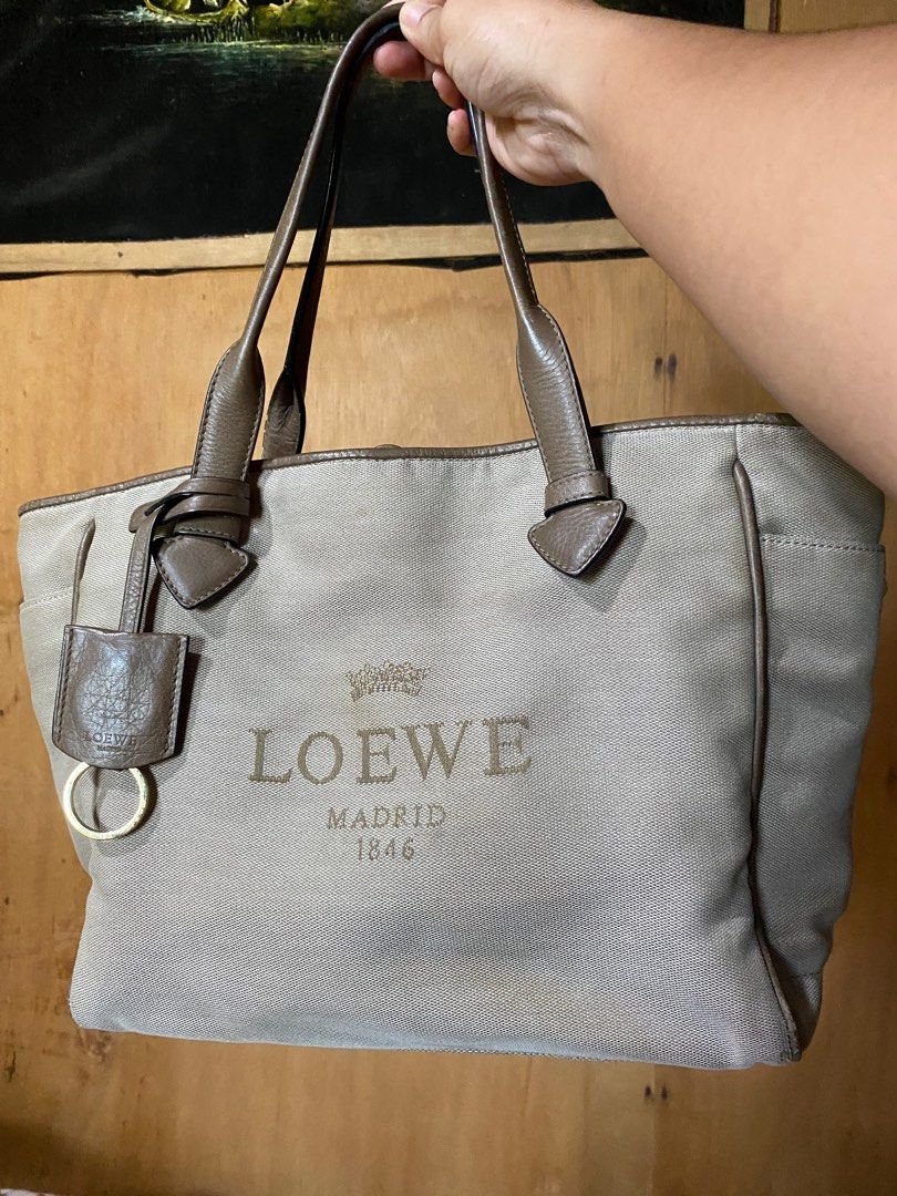 LOEWE TOTE (Category: Luxury Bags & Wallets) located in Dagupan City. Submitted by trainingdoc22 (Listing ID 1260981595, Image 1). Description: bawal sa maselan.