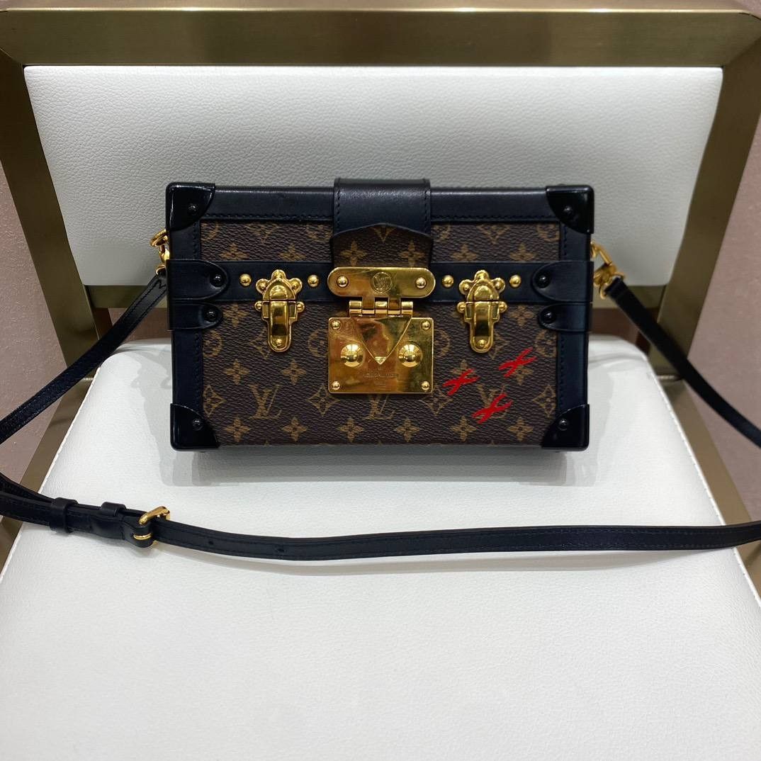 LV Pouch Bag Branded 100% NEW Item, Luxury, Bags & Wallets on Carousell