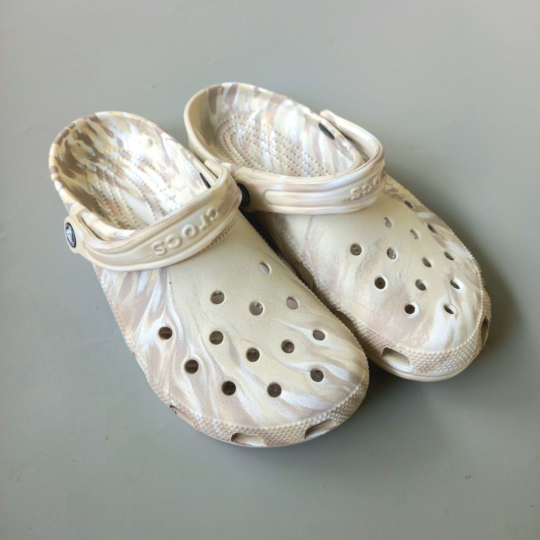 Crocs motif clearance
