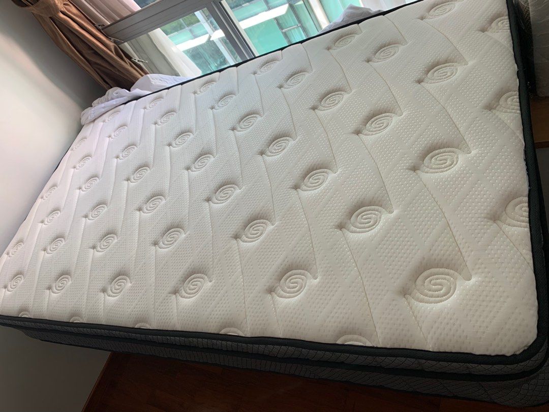 Super Single , King Koil Chiro 12 inch, Pristine condition, Furniture