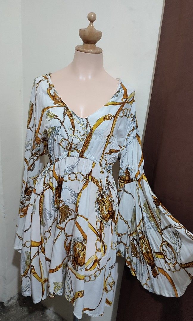 White Mini Dress Dubai (Category: Dresses) located in Quezon City. Submitted by gemaicloset (Listing ID 1260863397, Image 2). Description: from Dubai Bale po ito Hindi nagamit.