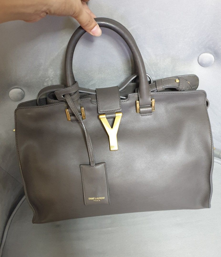 YSL CHYC CABAS 2-WAY BAG (Category: Luxury Bags & Wallets) located in General Trias. Submitted by mimispreloves (Listing ID 1260818022, Image 1). Description: ‼️YSL small chyc Cabas 2-way bag‼️ Rank A pa cya (only issue is the white line at bottom of the bag, pls. refer to the last photo) with dustbag ‼️Php35500 only....