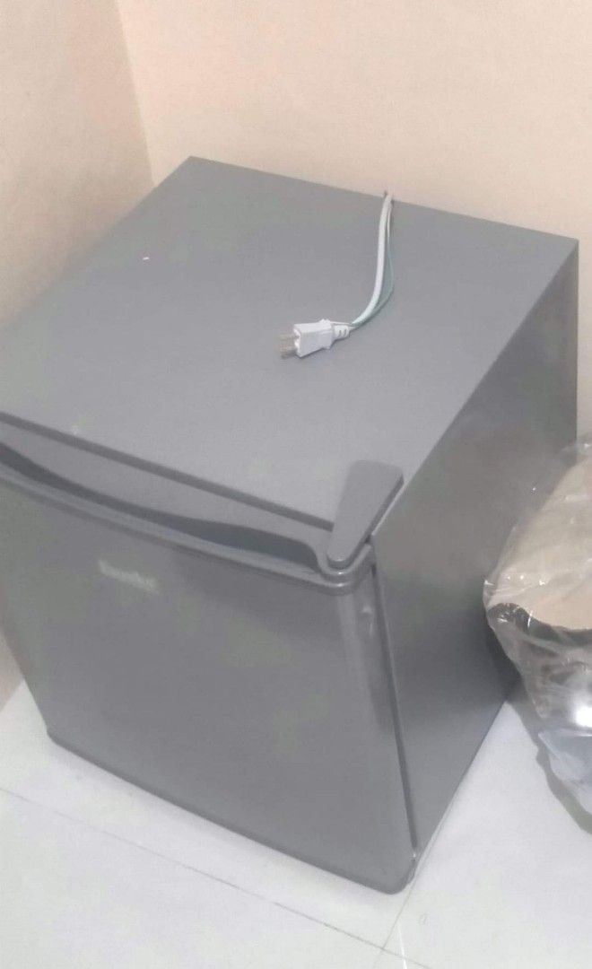 1 month old Eureka mini refrigerator, TV & Home Appliances, Kitchen