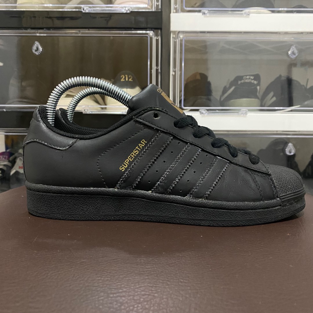 Adidas Superstar Full Black, Fesyen Pria, Sepatu , Sneakers di Carousell