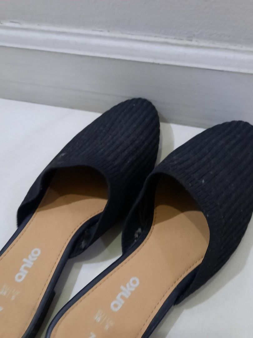 Black Woven Sandals (Category: Flats & Sandals) located in Mandaluyong City. Submitted by arabeaaa (Listing ID 1257998000, Image 1). Description: - Bought in Australia - Size: US 7.