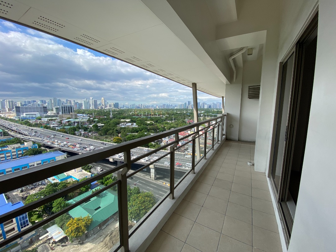 For rent Brixton Semi furnished 2 BEdroom condo in Pasig City Facing