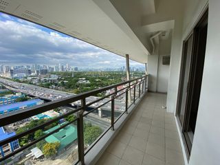 For rent Brixton Semi furnished 2 BEdroom condo in Pasig City Facing BGC near Mckinley taguig Makakti Pasig Mandaluyong