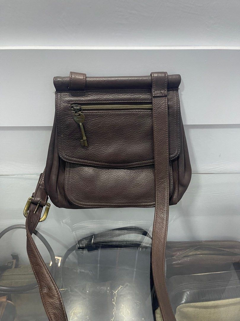 Vintage Fossil 1954 brown leather crossbody purse | Brown leather crossbody  purse, Leather crossbody purse, Purses crossbody