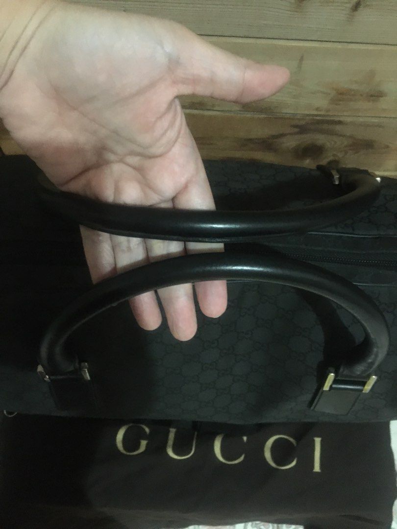 GUCCI travelling bag (Category: Luxury Bags & Wallets) located in Gapan. Submitted by sheilla09 (Listing ID 1257904858, Image 2). Description: with dustbag minimal scratches good as new searchable code.