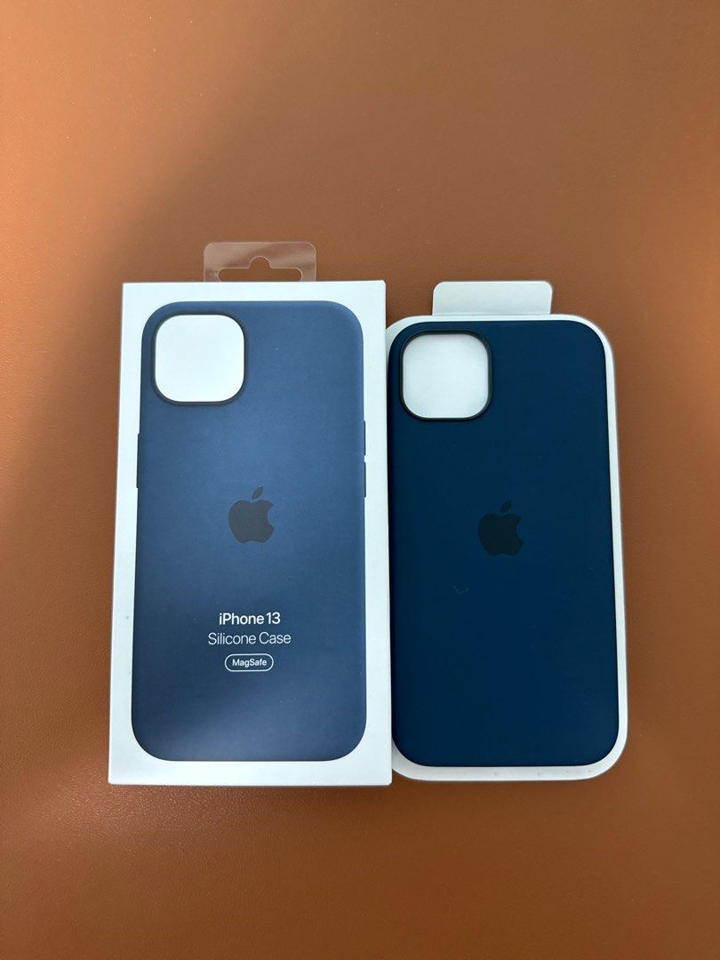 iPhone 13 Silicone Case with MagSafe - Abyss Blue - Apple