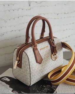 At Auction: Louis Vuitton, LOUIS VUITTON BEDFORD VANILLA CALF LEATHER  HANDBAG