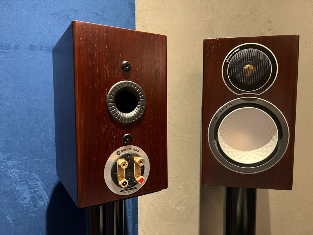 Monitor silver 2 outlet