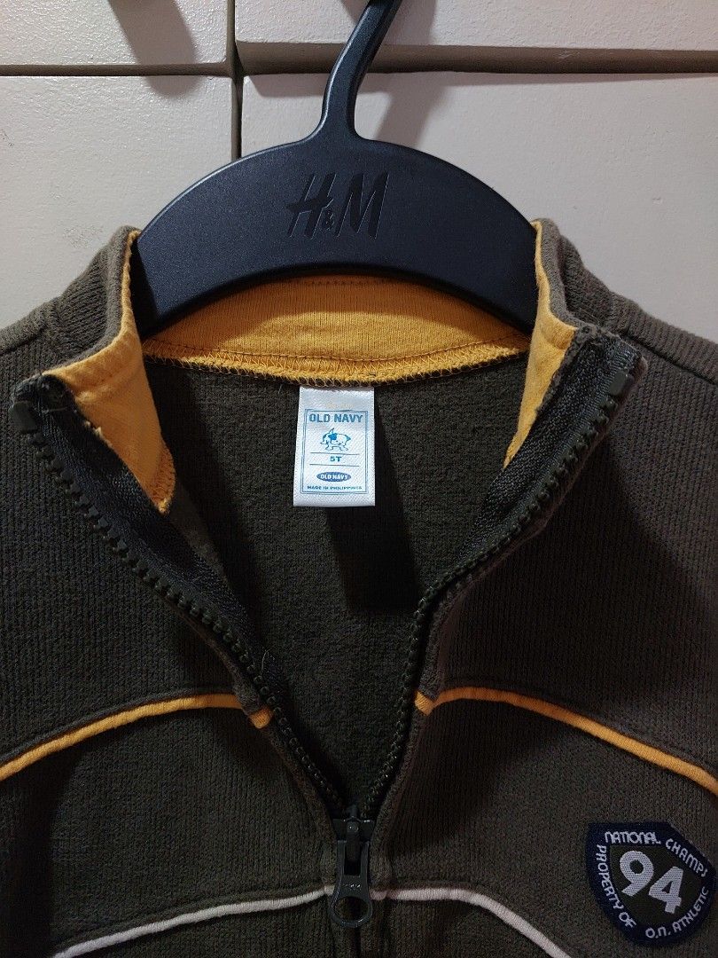 Old Navy Kids Sweatshirt (Category: Babies & Kids Fashion) located in Pasig City. Submitted by _macoys_ (Listing ID 1257880158, Image 3). Description: Old Navy Kids Zip Front Sweatshirt Size: 5T (fits 3-5yo Condition: 8/10 (lightly used) 100% Authentic For shipping, at buyer's expense.