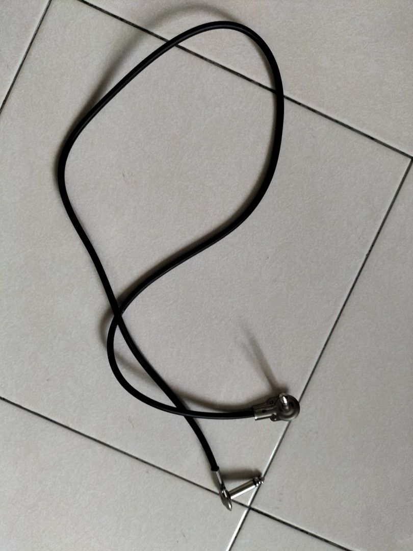 Patch instrument cable (Category: Music Accessories) located in Singapore. Submitted by gn002 (Listing ID 1257948689, Image 2). Description: selling guitar cable flat head 90cm (3 feet ft) some oxidation but working perfectly. normal mail add $1.