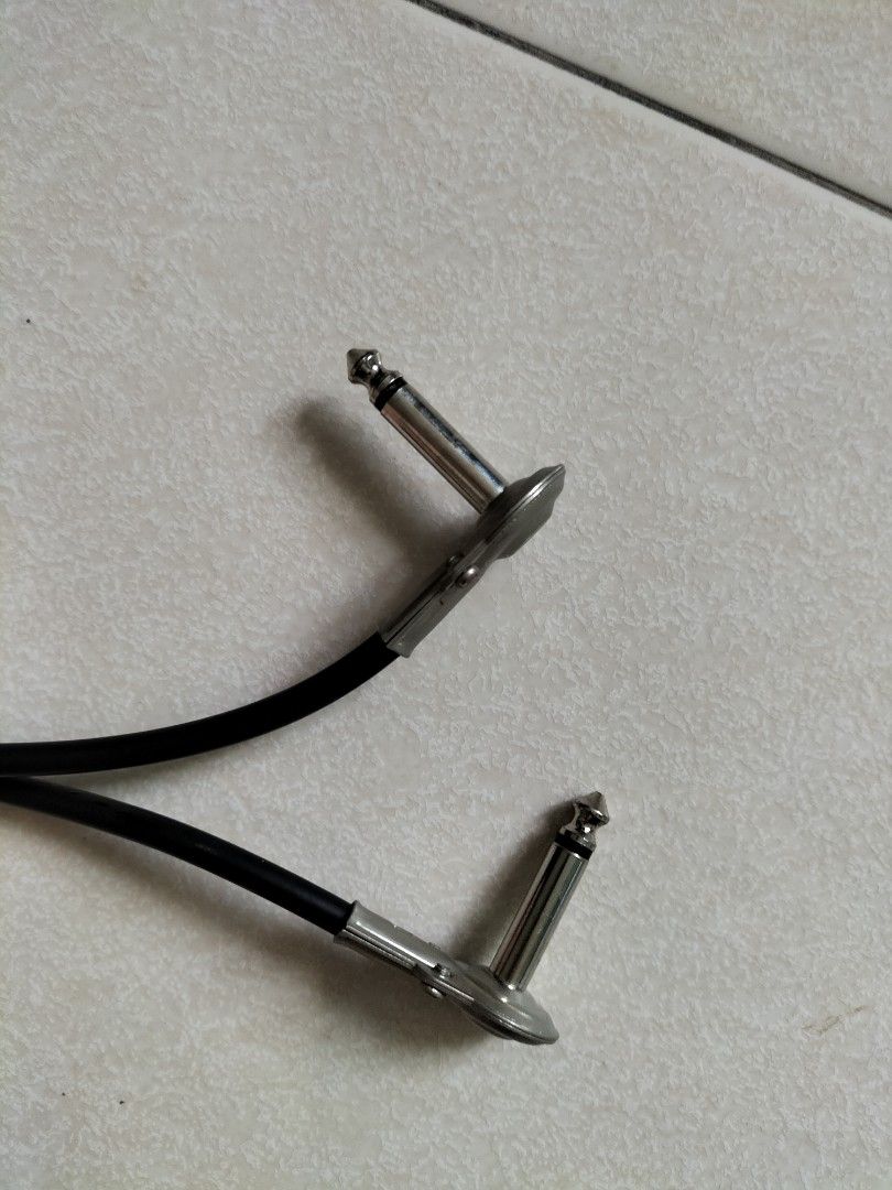 Patch instrument cable (Category: Music Accessories) located in Singapore. Submitted by gn002 (Listing ID 1257948689, Image 1). Description: selling guitar cable flat head 90cm (3 feet ft) some oxidation but working perfectly. normal mail add $1.