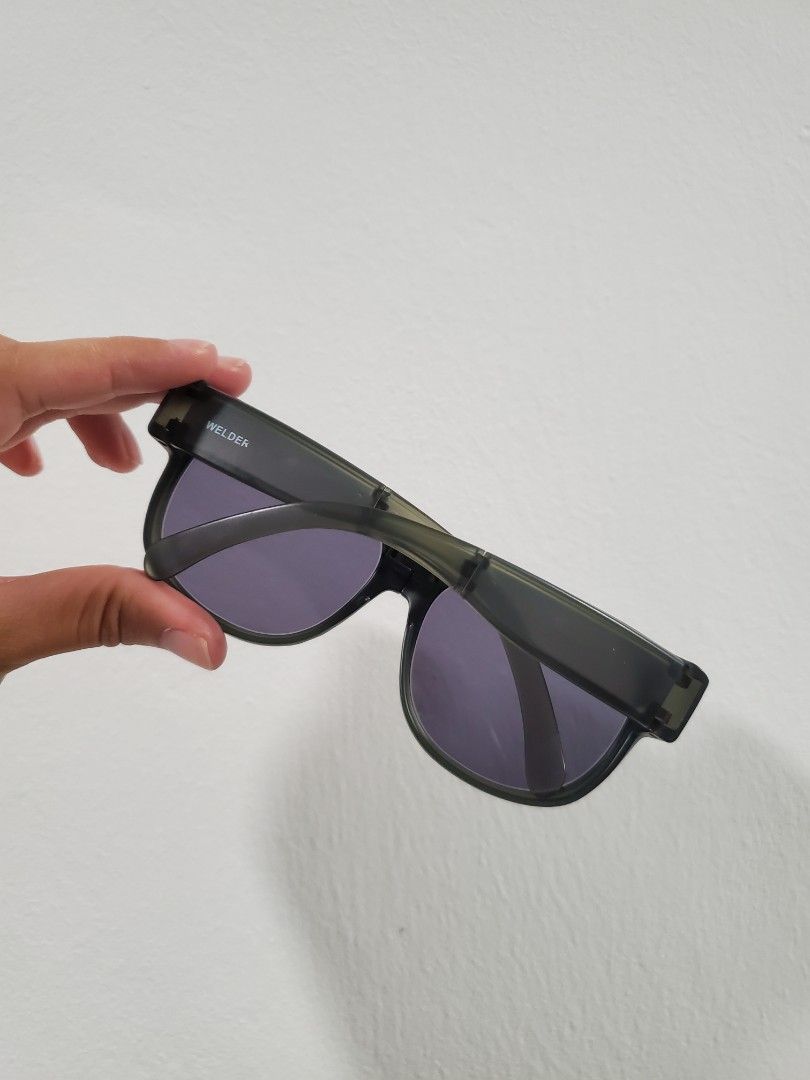 https://media.karousell.com/media/photos/products/2023/10/2/polaroid_sunglasses_foldable_w_1696234362_93fb818d_progressive.jpg