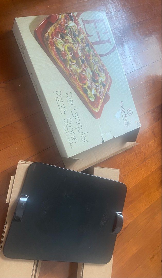 Rectangular pizza stone （分類：餐具和餐具）位於 Hong Kong。 由 lth86 提交（商品編號 1257944201，圖片 2）。簡介： Rectangular pizza stone. Heat is diffused gently and evenly to prevent food from burning. Stays hot on the table top. Can be used in the oven or on the grill. Great for baking bread and cookies, and even fish, meats, and vegetables! Size: 45x35 cm Purchased in California. Pick up: Midlevels near escalators on Robinson Road. Cash only. If you are reading this, yes