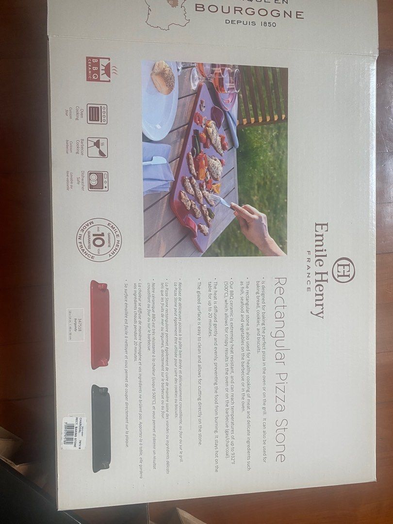 Rectangular pizza stone （分類：餐具和餐具）位於 Hong Kong。 由 lth86 提交（商品編號 1257944201，圖片 3）。簡介： Rectangular pizza stone. Heat is diffused gently and evenly to prevent food from burning. Stays hot on the table top. Can be used in the oven or on the grill. Great for baking bread and cookies, and even fish, meats, and vegetables! Size: 45x35 cm Purchased in California. Pick up: Midlevels near escalators on Robinson Road. Cash only. If you are reading this, yes