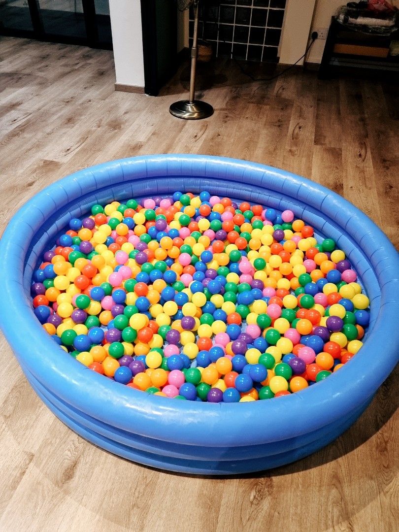 RENTAL GORGEOUS BLUE PIT + 800 COLOURED BALLS, Lifestyle Services ...