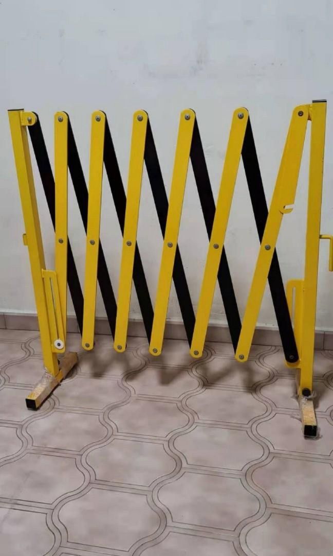 Retractable safety gate, Babies & Kids, Baby Nursery & Kids Furniture, Safety Gates, Locks