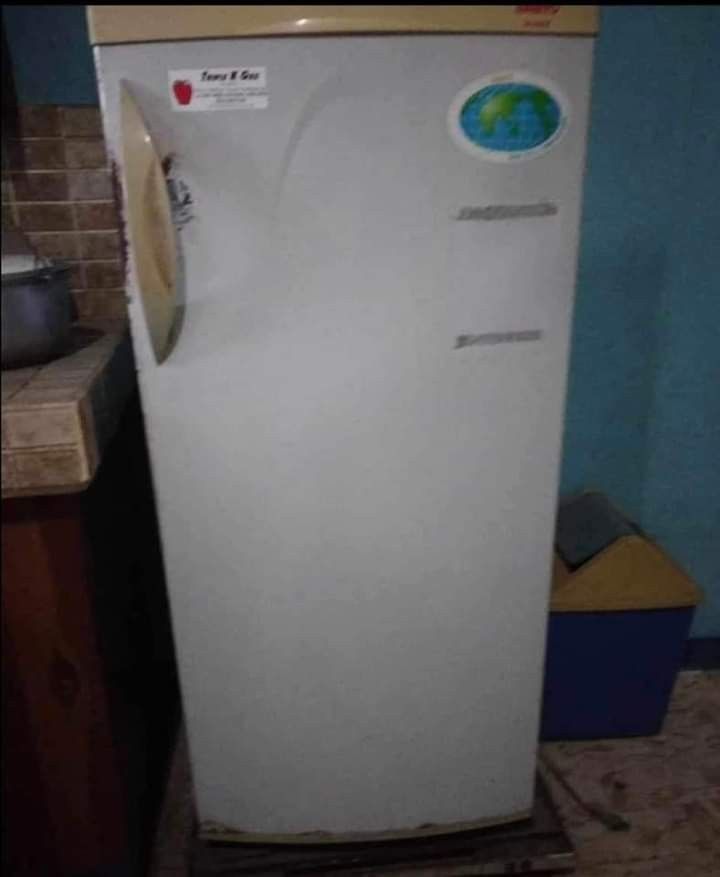 Sanyo Refrigerator (Category: Other Home Appliances) located in Antipolo. Submitted by placido_macs (Listing ID 1258036243, Image 1). Description: Sanyo Ref for 1995 only.Taytay rizal area.Gumagana po ito at hindi sira..