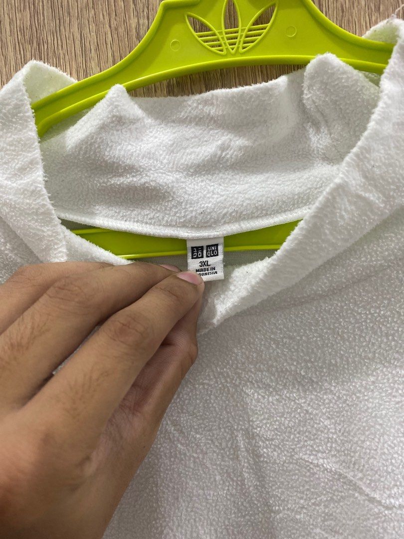 Uniqlo Turtleneck LongSleeve (Category: Coats, Jackets and Outerwear) located in Manila. Submitted by johnpm (Listing ID 1258032840, Image 2). Description: Used fits XL Authentic.