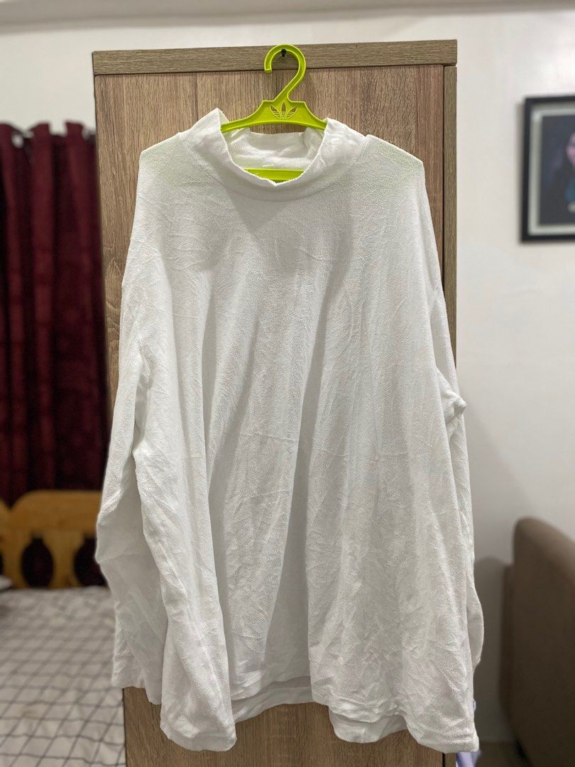 Uniqlo Turtleneck LongSleeve (Category: Coats, Jackets and Outerwear) located in Manila. Submitted by johnpm (Listing ID 1258032840, Image 1). Description: Used fits XL Authentic.