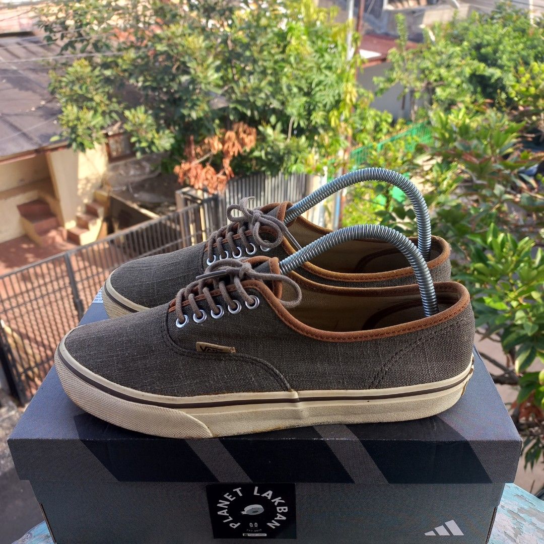 Vans Authentic size 42.5 Fesyen Pria Sepatu Sneakers di Carousell