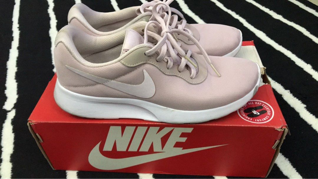 Nike tanjun rosse top