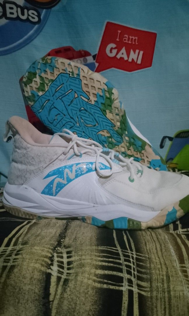 Size 8.5 basketball top shoes