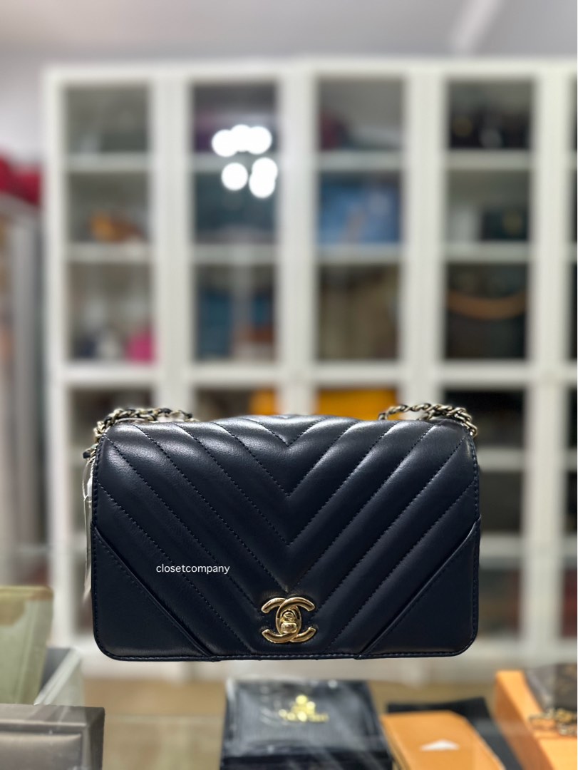 Statement leather handbag Chanel Navy in Leather - 25383217