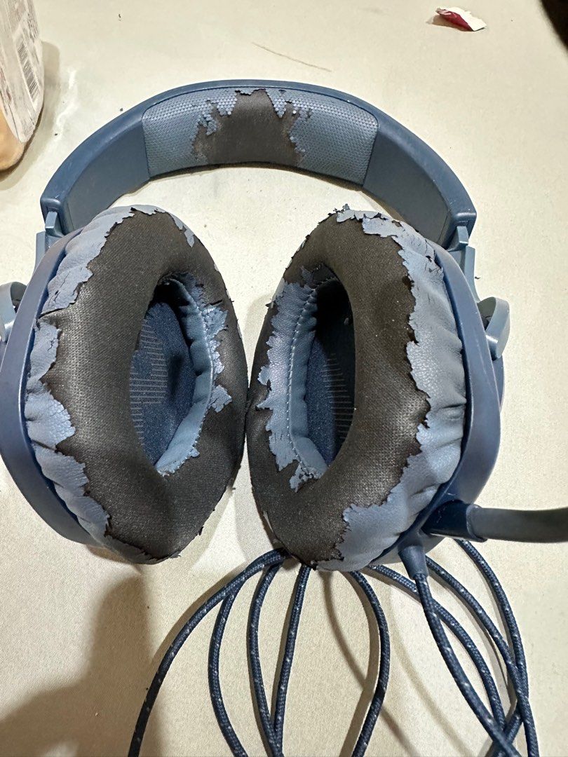 JBL Quantum 100 (Category: Headphones & Headsets) located in Caloocan City. Submitted by hitomisurio (Listing ID 1261080526, Image 2). Description: Sound and audio perfectly working and excellent quality. Main issue is the leather is cracking. All in all, still in excellent condition. Good for gaming. Also used for interviews..