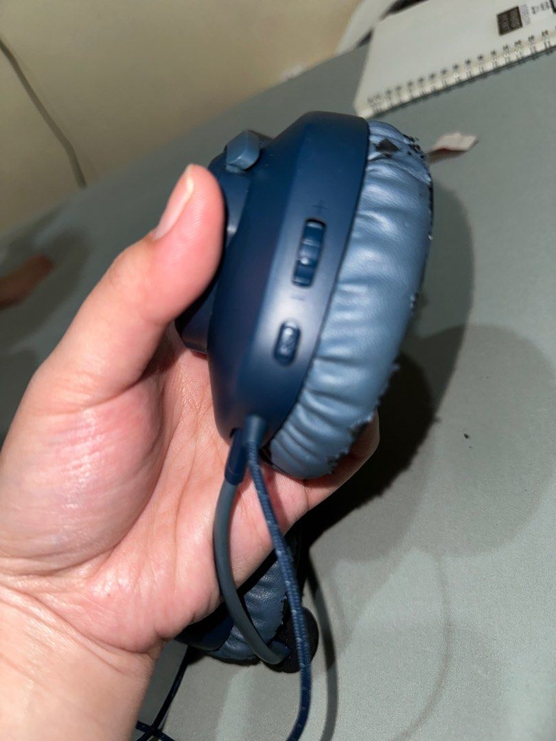 JBL Quantum 100 (Category: Headphones & Headsets) located in Caloocan City. Submitted by hitomisurio (Listing ID 1261080526, Image 3). Description: Sound and audio perfectly working and excellent quality. Main issue is the leather is cracking. All in all, still in excellent condition. Good for gaming. Also used for interviews..
