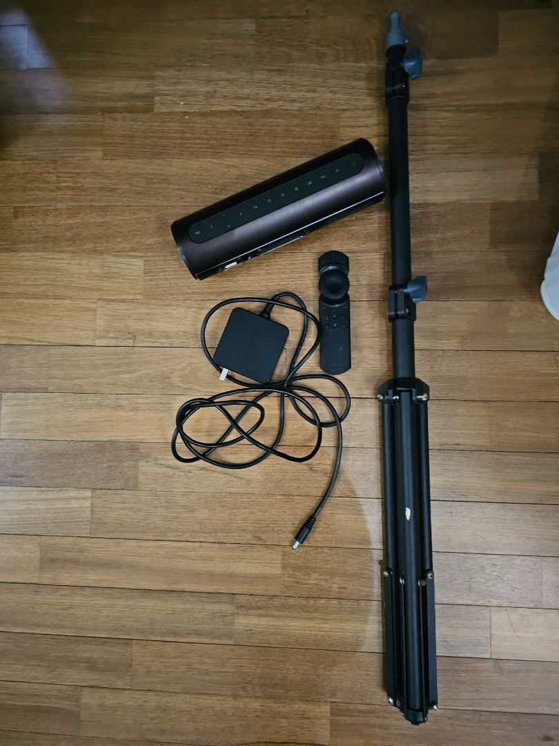 Jmgo projector with Lingo Zenith tripod, TV & Home Appliances, TV